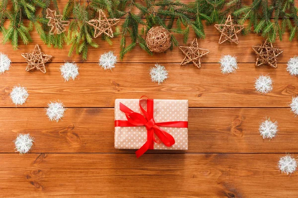 Arka plan christmas dekorasyon, hediye kutusu ve çelenk çerçeve