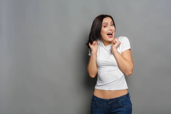 Glad tjej poserar för kameran och skrika — Stockfoto