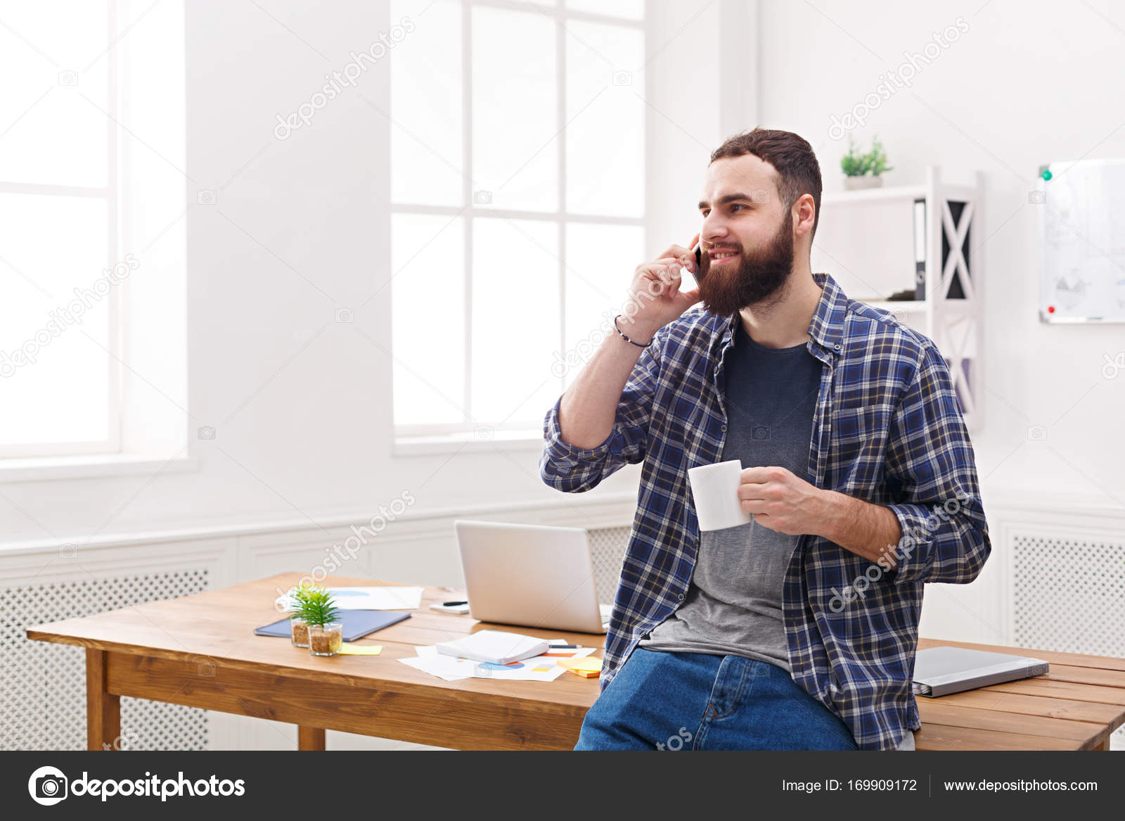 Homme Daffaires Heureux Et Détendu Talk Mobile Au Bureau - 