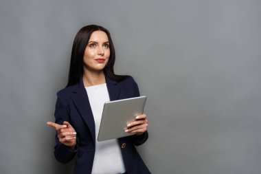 Tablet gri arka plan üzerinde kadınla