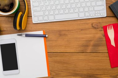 Ahşap masaüstü, düz office nesneleri ile çalışma alanı arka plan yattı