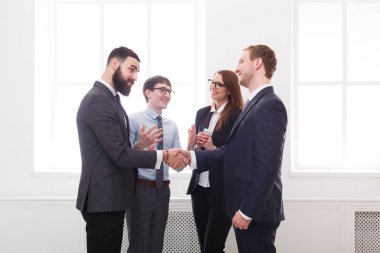 Takım bir alkış tartışma, bağlantı, ekip oluşturma ve İttifak'ın kavram sonra.