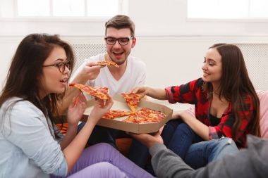 Evde pizza paylaşımı öğrenci parti