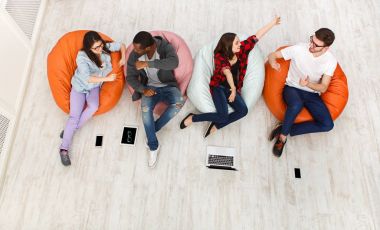 Kahve molası, grup öğrenci sınava hazırlanıyor