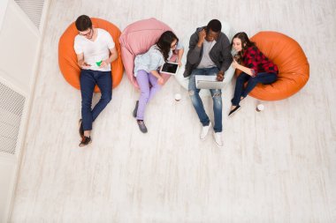 Kahve molası, grup öğrenci sınava hazırlanıyor