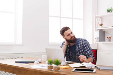 Yorgun, modern beyaz ofis içinde laptop ile işadamı overworking