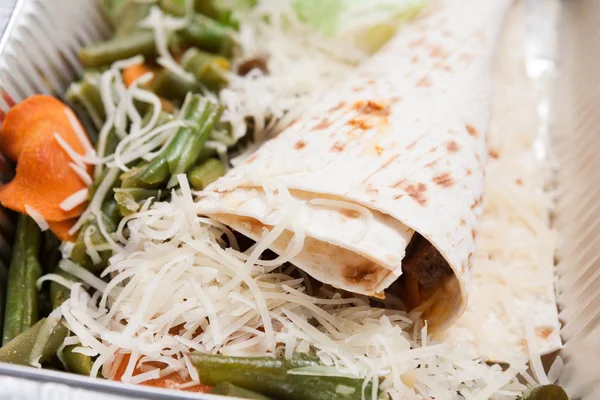 Здорова їжа - Овочевий салат з сиром і плоским хлібом крупним планом — стокове фото