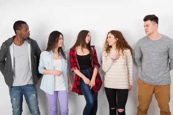 Yaratıcı ekibi, genç rahat iş adamları