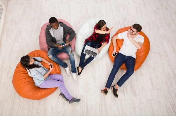 Arkadaşlar kapalı sıraya oturan araçları kullanma