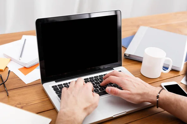 Tastarea mâinilor pe un laptop în birou modern, closeup — Fotografie, imagine de stoc