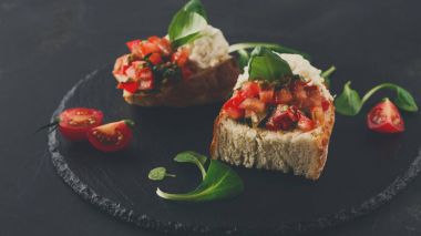 Bruschetta peynir ve siyah arka plan üzerine sebze ile