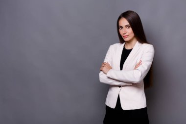 Güzel genç beyaz işkadını studio gri arka plan üzerinde ateş