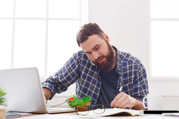 Homem ocupado tem almoço de negócios no interior do escritório moderno — Fotografia de Stock