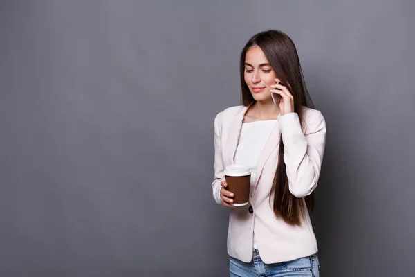 Üzletasszony beszéd mozgatható telefon, és kávét iszik, a munka — Stock Fotó