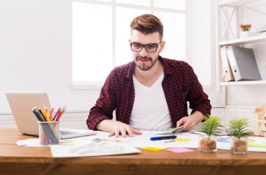 genç işadamı belgeleriyle çalışma