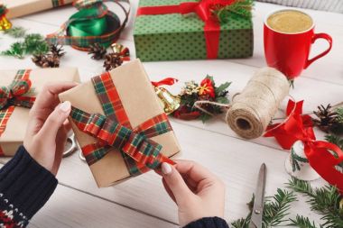 Hediye. Modern Noel hediyesi kutularına ambalaj