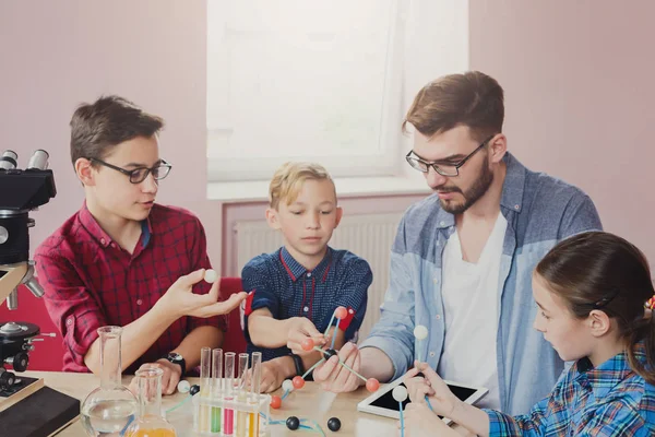 Stem oktatás. Fizikai kísérletek az iskolában — Stock Fotó