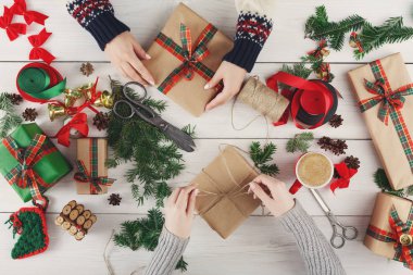 Yaratıcı hobi. Modern el yapımı Noel hediyesi kutu yapma