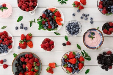 Sağlıklı bir kahvaltı meyve ve yoğurt Beyaz ahşap tablo