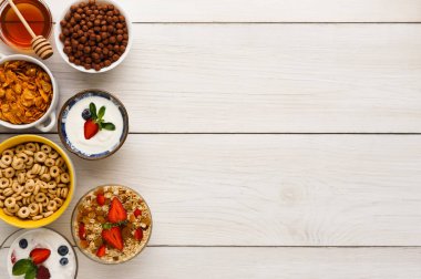 Ahşap masa kopya alanı sağlıklı kahvaltı yemek