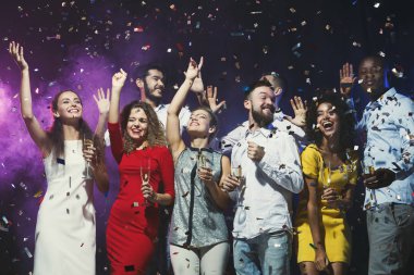 Mutlu genç arkadaşlar gece kulübünde Noel Kutlamaları