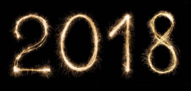 siyah arka plan üzerine izole bir havai fişekleri ile yazılı 2018