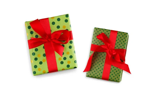 Coffret cadeau enveloppé dans du papier vert et un ruban rouge — Photo