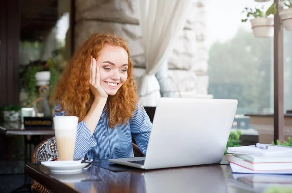 Jovem ruiva freelancer feminino ao ar livre trabalhando com laptop — Fotografia de Stock
