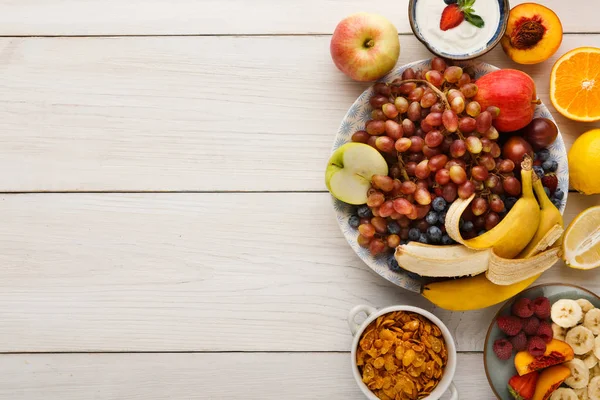 Colazione fresca e sana con frutta copiare spazio — Foto Stock