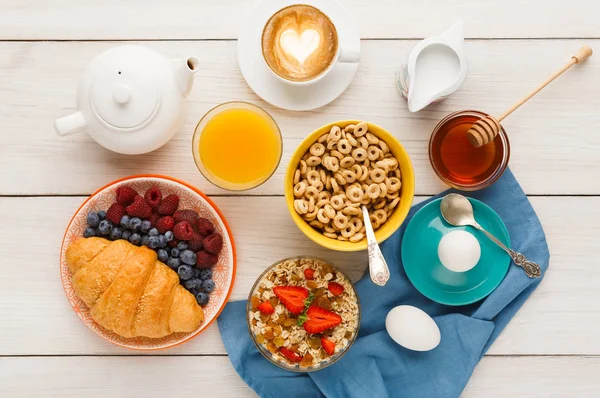 Continental kahvaltı menüsü woden masada