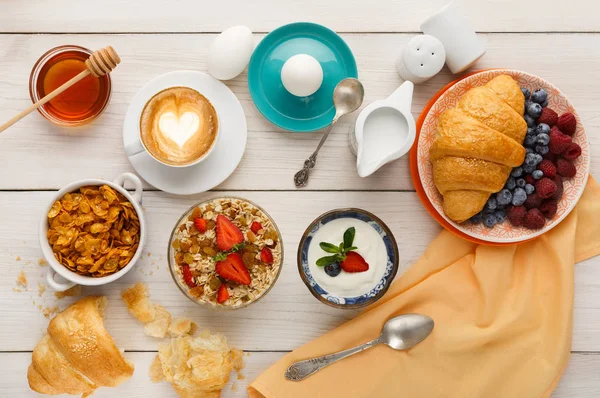 Menú de desayuno continental en la mesa de lana —  Fotos de Stock
