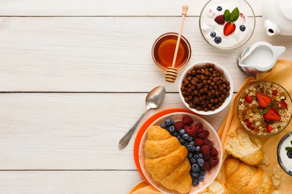 Rico menú de desayuno en mesa de madera, espacio para copiar —  Fotos de Stock