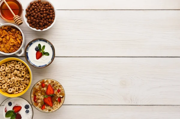 Ahşap masa kopya alanı sağlıklı kahvaltı yemek