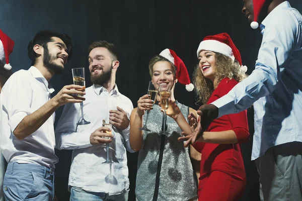 Bir grup genç insan champagne adlı gece kulübü ile yeni yıl kutlama