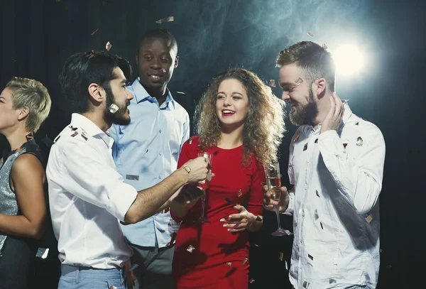 Mutlu genç arkadaşının gece kulübünde partisi