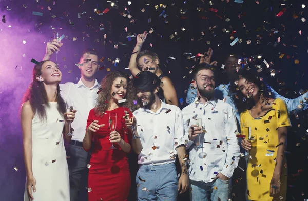 Office yeni yıl partisi. Gençler eğleniyor