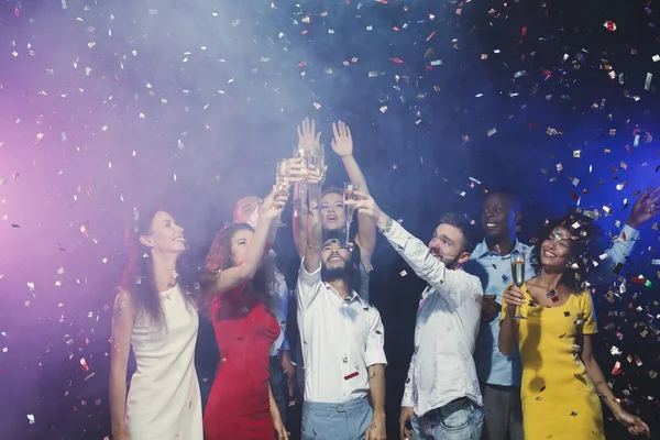 Bir grup genç insan champagne adlı gece kulübü ile yeni yıl kutlama