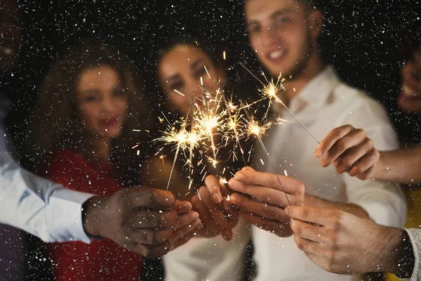 O fundo dos Sparklers. Jovens na festa de celebração — Fotografia de Stock