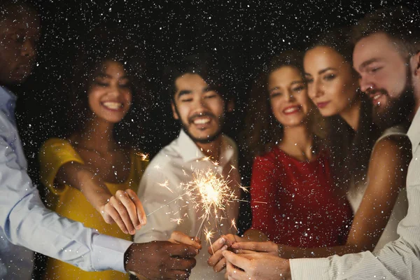 Fond scintillant. Les jeunes à la fête — Photo