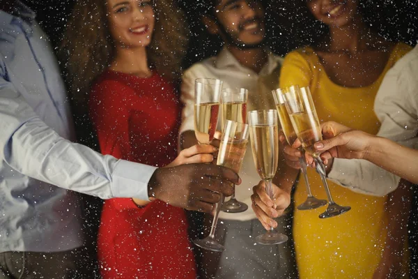 Groupe de jeunes célébrant le Nouvel An avec champagne en boîte de nuit — Photo