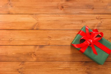 Ahşap arka plan kopya alanı ile hediye kutusunda mevcut