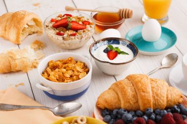 Continental kahvaltı menüsü woden masada