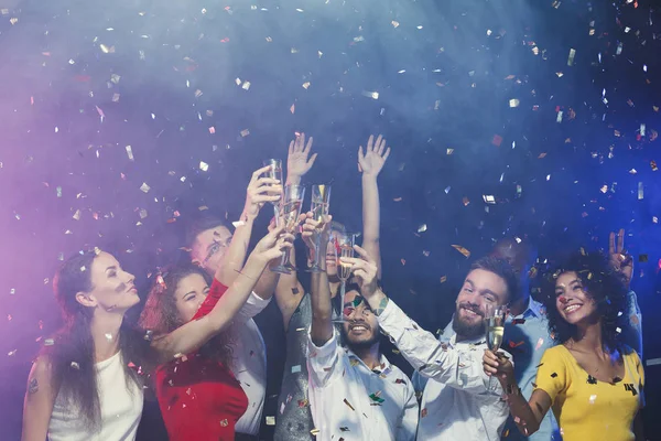 Grupo de jovens que celebram o Ano Novo com champanhe no clube noturno — Fotografia de Stock