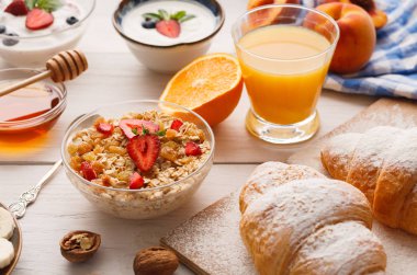 Continental kahvaltı menüsü woden masada