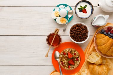 Ahşap masa, kopya alanı zengin bir kahvaltı menüsü