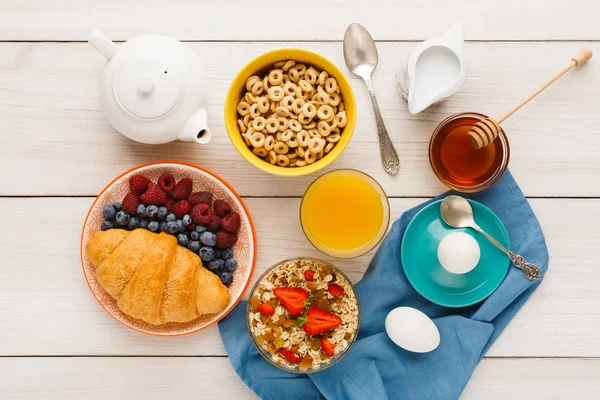 Menù della colazione continentale sul tavolo woden — Foto Stock