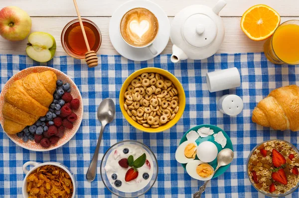 Continental breakfast menu on checkered cloth — Stock Photo, Image
