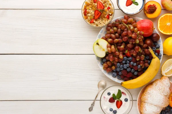 Desayuno fresco y saludable con espacio para copiar frutas — Foto de Stock