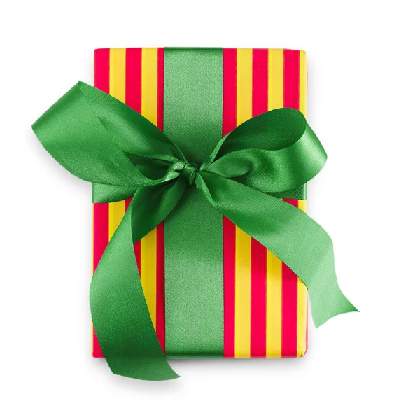 Pudełko na prezent owinięty w papier pasiasty i zielonej wstążki — Zdjęcie stockowe