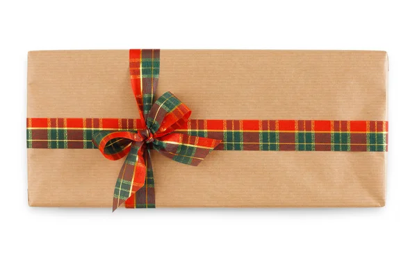 Pudełko na prezent owinięty w papier pakowy i jasnych wstążki — Zdjęcie stockowe